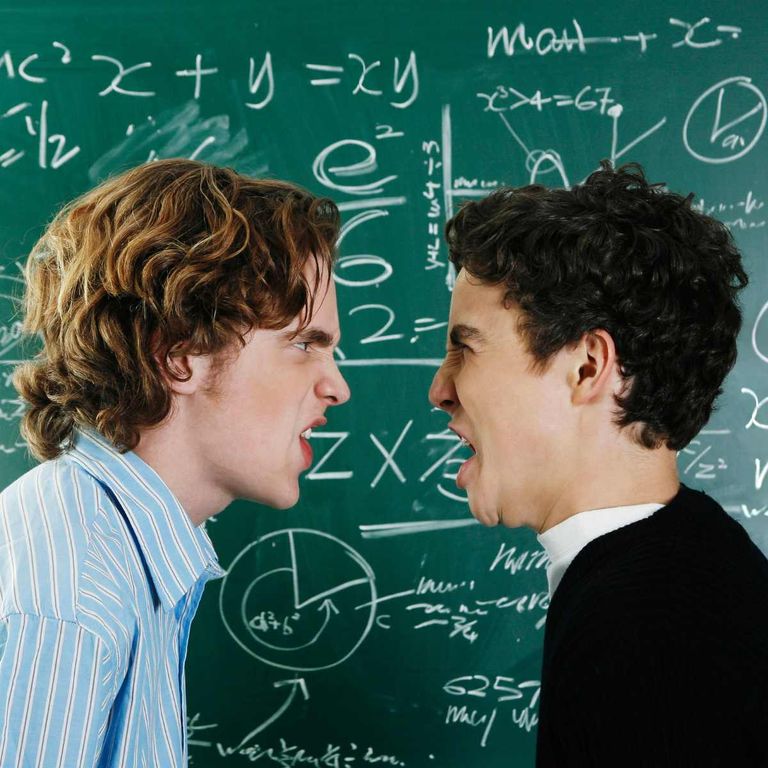 2 Schüler schreien sich vor einer beschriebenen Tafel an